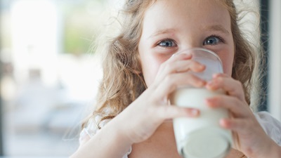 Lo conveniente de beber leche antes de los 5 años